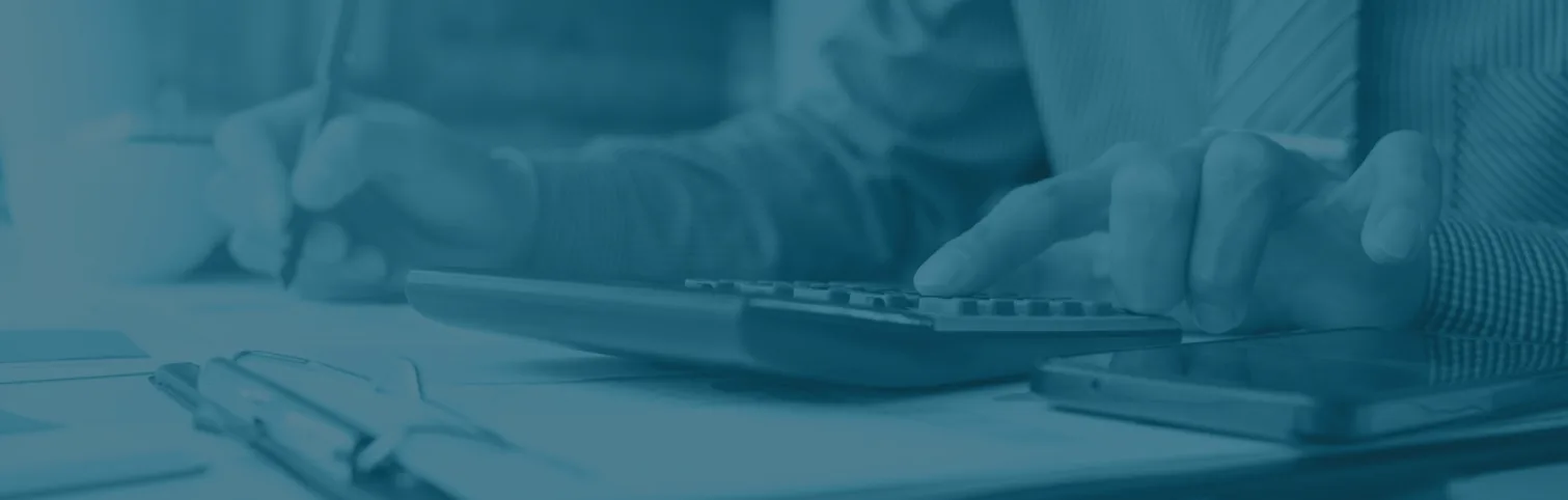 Manos completando documentación sobre un escritorio