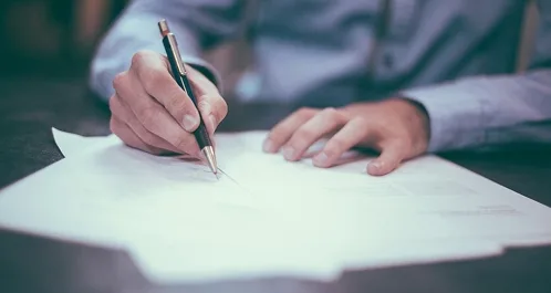 Persona firmando un documento