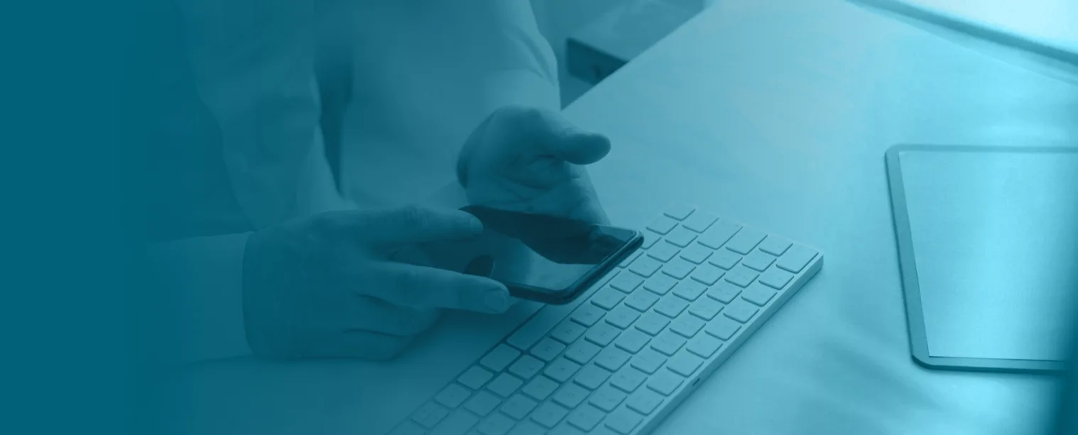 Manos escribiendo en un teclado, con tratamiento de color de marca