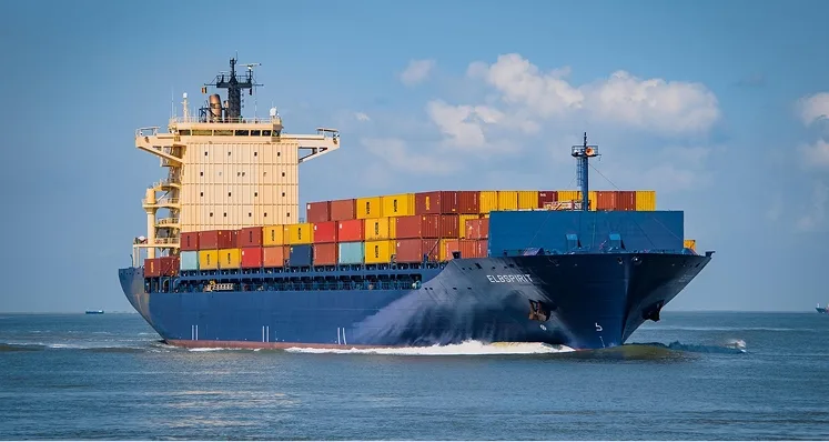 Buque portacontenedores cargado navegando en mar abierto